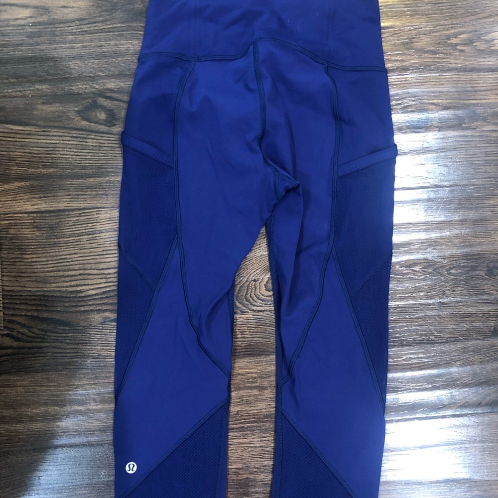 LULULEMON. SIZE 4. blue cropped leggings